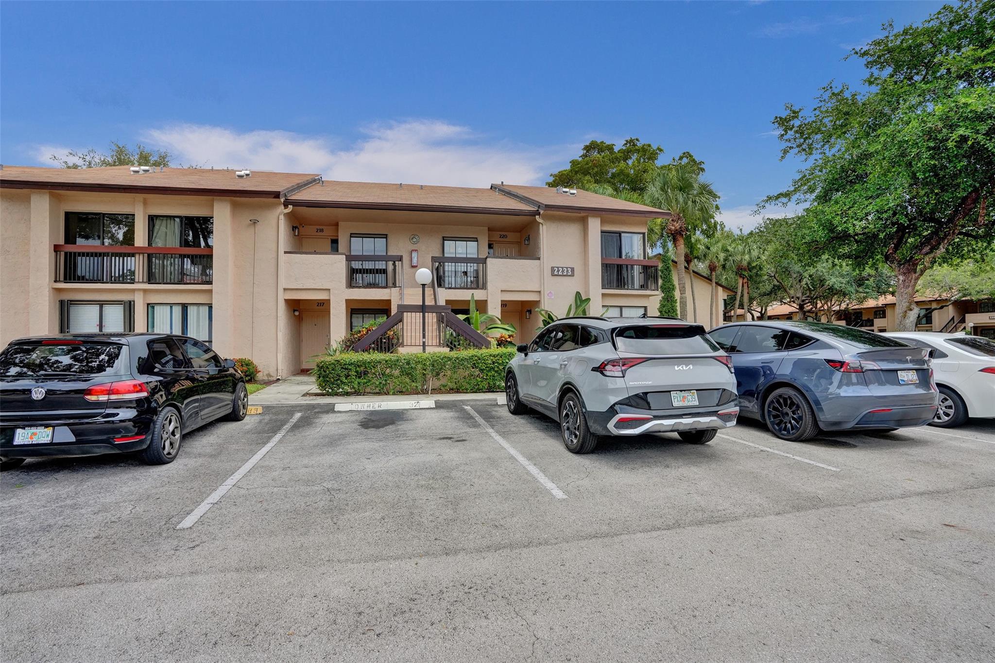 2 Bed & 2 Bath corner unit on 2nd floor w/volume ceilings. Laminate floors in main areas & carpet in bedrooms. Bright kitchen w/white appliances & atrium window. Large primary bedroom w/walk-in closet, separate vanity, & shower-only bath, plus screened balcony. Spacious 2nd bedroom. Large screened patio overlooking garden views. New washer, dryer & water heater. A/C replaced 2010. One pet allowed (under 25 pounds) & service animals welcome. No rentals allowed during first year of ownership. Building has 2024 roof, no special assessments, recently passed 40-year inspection, & association has full reserves. Amenities include large pool, hot tub, covered BBQ & seating areas, paddle ball, shuffleboard, clubhouse w/full kitchen & fitness center. Guard-gated at night w/patrol. 3% convention loan