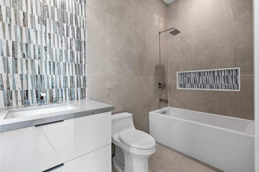 ADMIRALS COVE - Residential