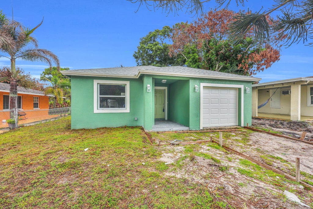 Photo of 2002 Avenue M, Fort Pierce, FL 34950 (MLS # B26046289)