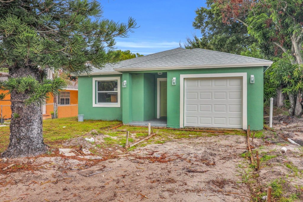 Photo of 2002 Avenue M, Fort Pierce, FL 34950 (MLS # B26046289)