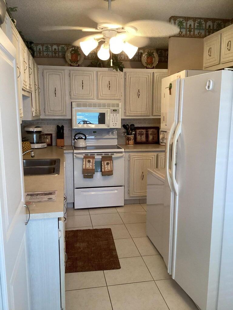 BOCA LAKES COND - Residential