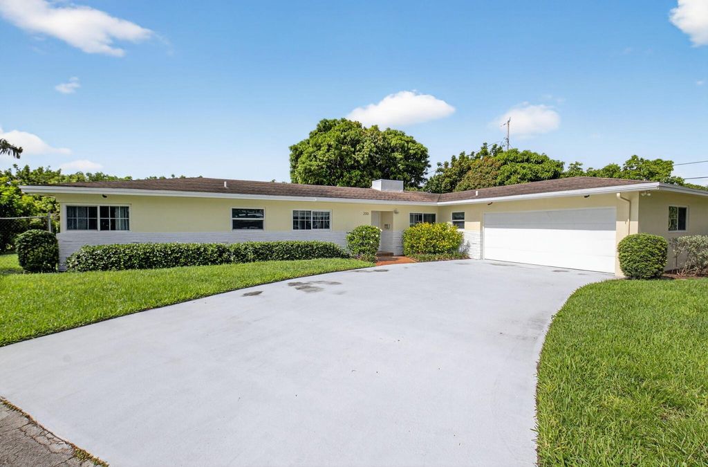 Photo of 200 NW 2nd Street, Delray Beach, FL 33444 (MLS # R11097429)