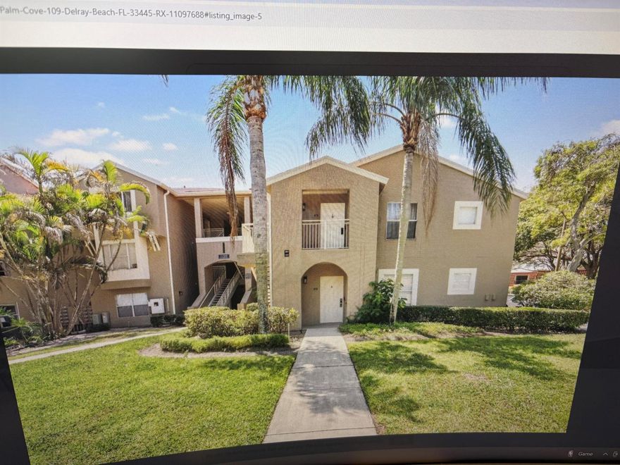 Nice 2 bedroom 2 bath unit in fantastic Delray Area!  Unit has granite counters-stainless steel appliances and nice water views.  Close to everything!