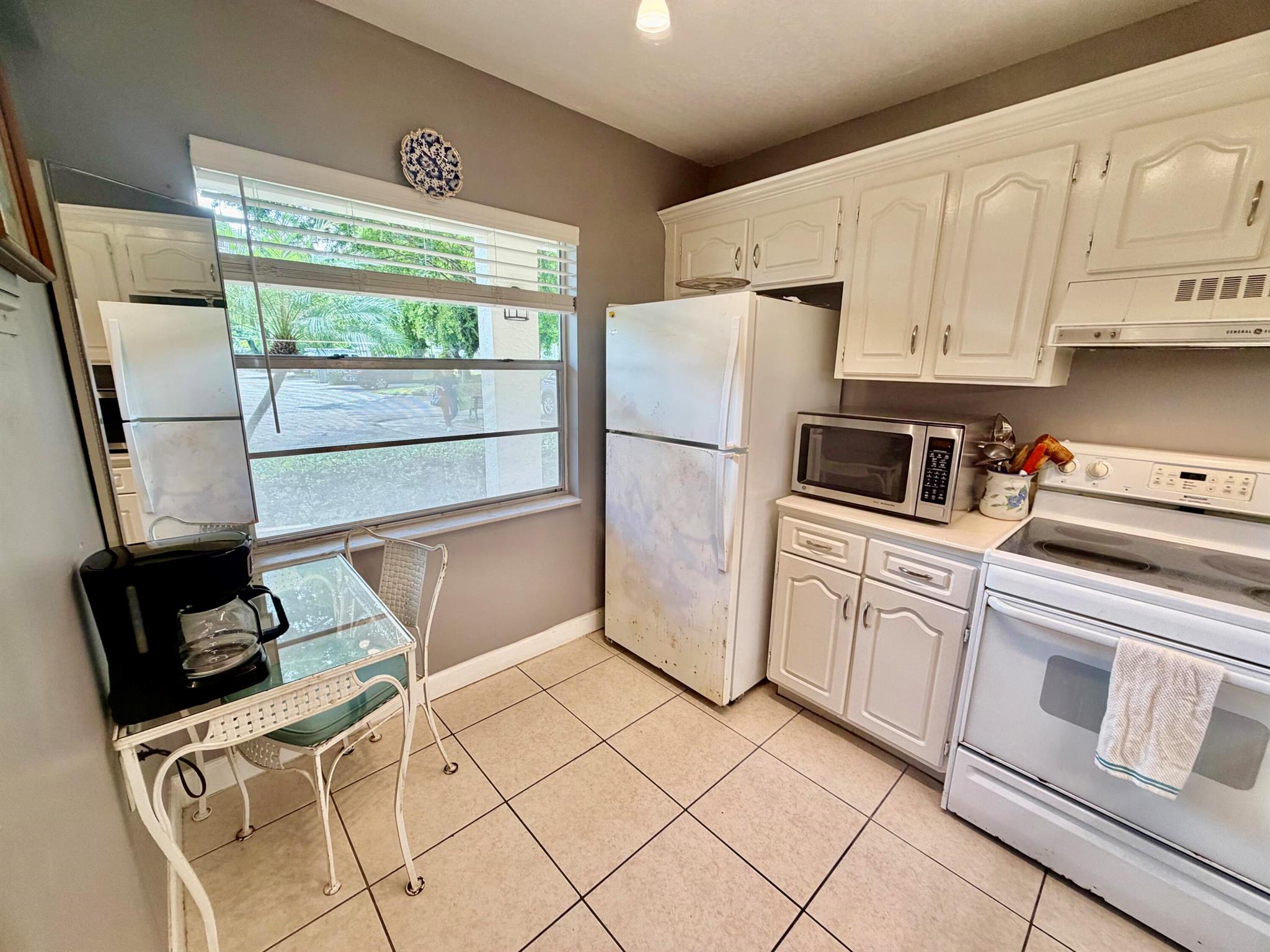 1211 Bahama Bend F1, Coconut Creek, FL, 33066/$170,000 1 1211 Bahama Bend F1