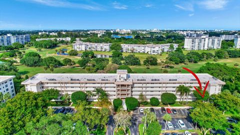 Condominium in Pompano Beach FL 3850 Oaks Clubhouse Dr Dr.jpg