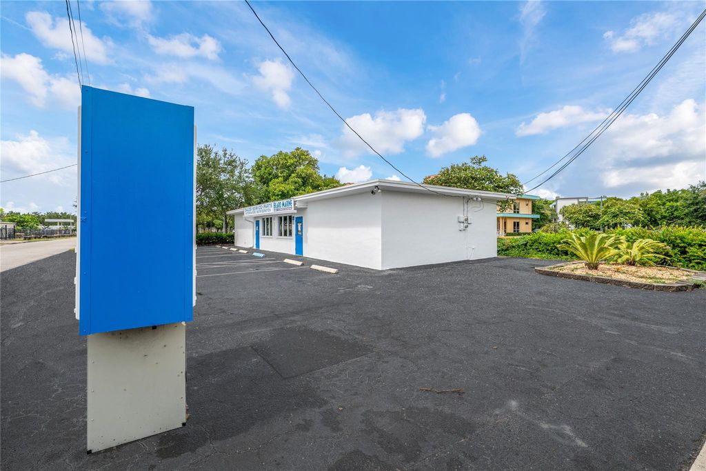 Photo of 624 SW 24th St, Fort Lauderdale, FL 33315 (MLS # F10512115)