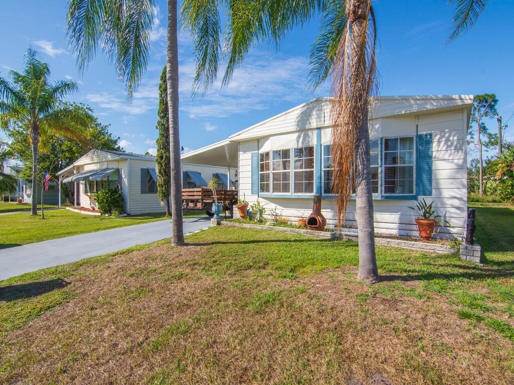 What a lovely home with custom cabinets, kitchen upgrade, New floors, Lots of storage, And this is in the pet section! Come see a beautiful home.