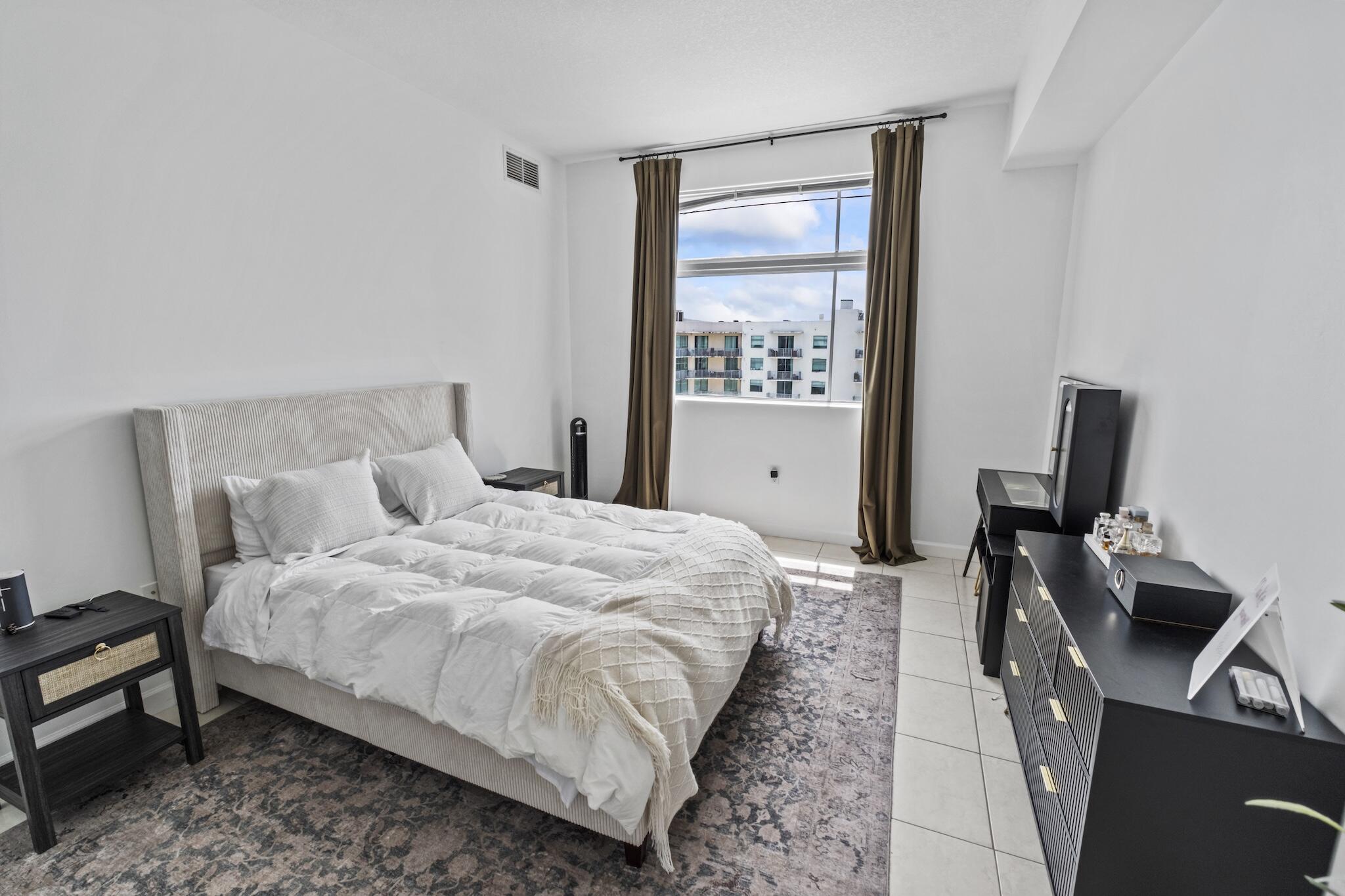 HOLLYWOOD STATION RES CONDO - Residential