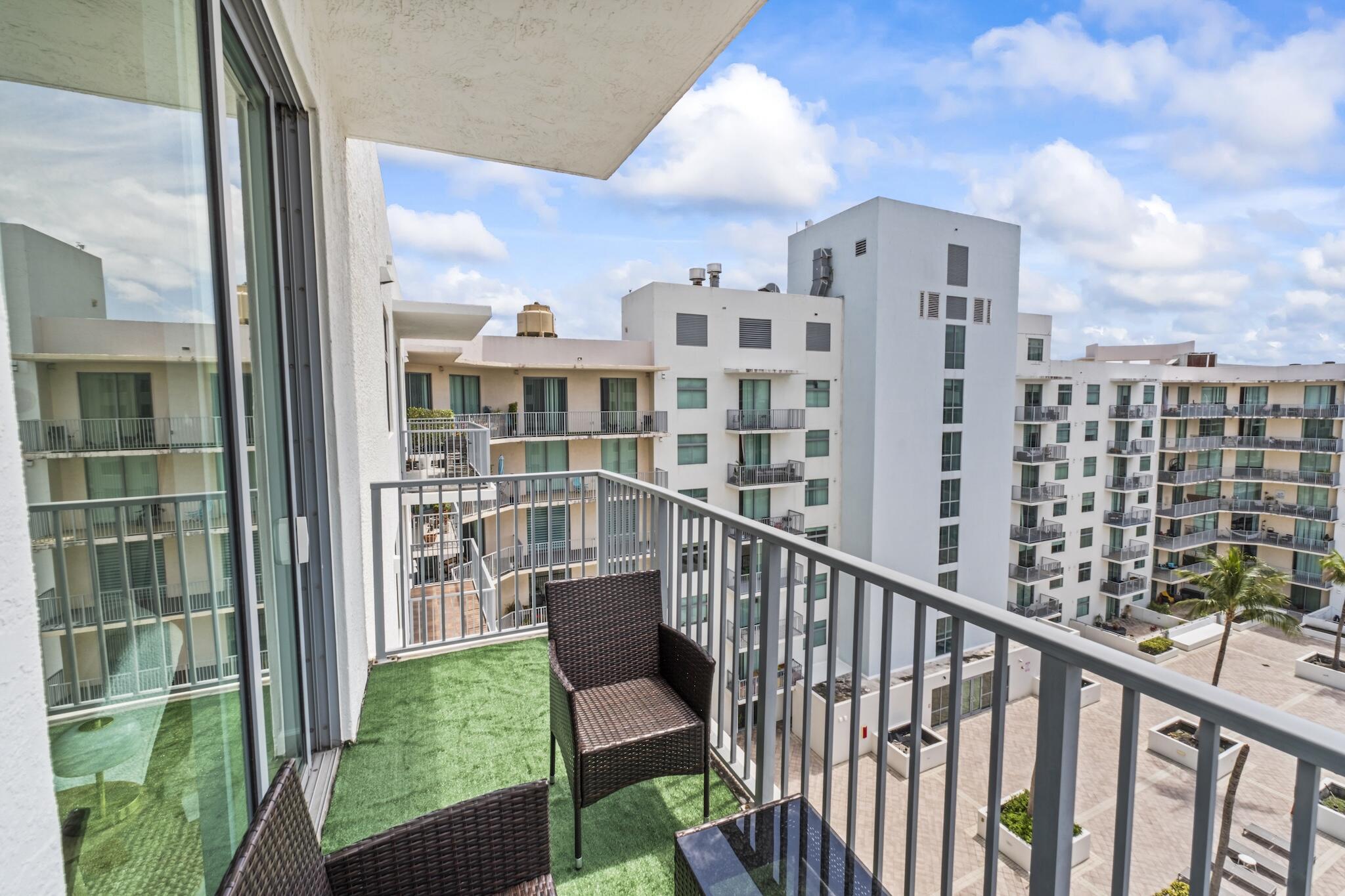 HOLLYWOOD STATION RES CONDO - Residential