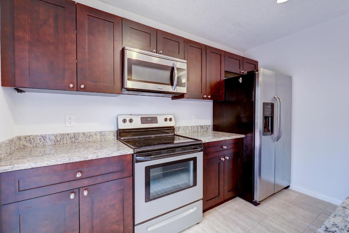 VILLAGE OF SANDALWOOD LAKES SOUTH - Residential Lease