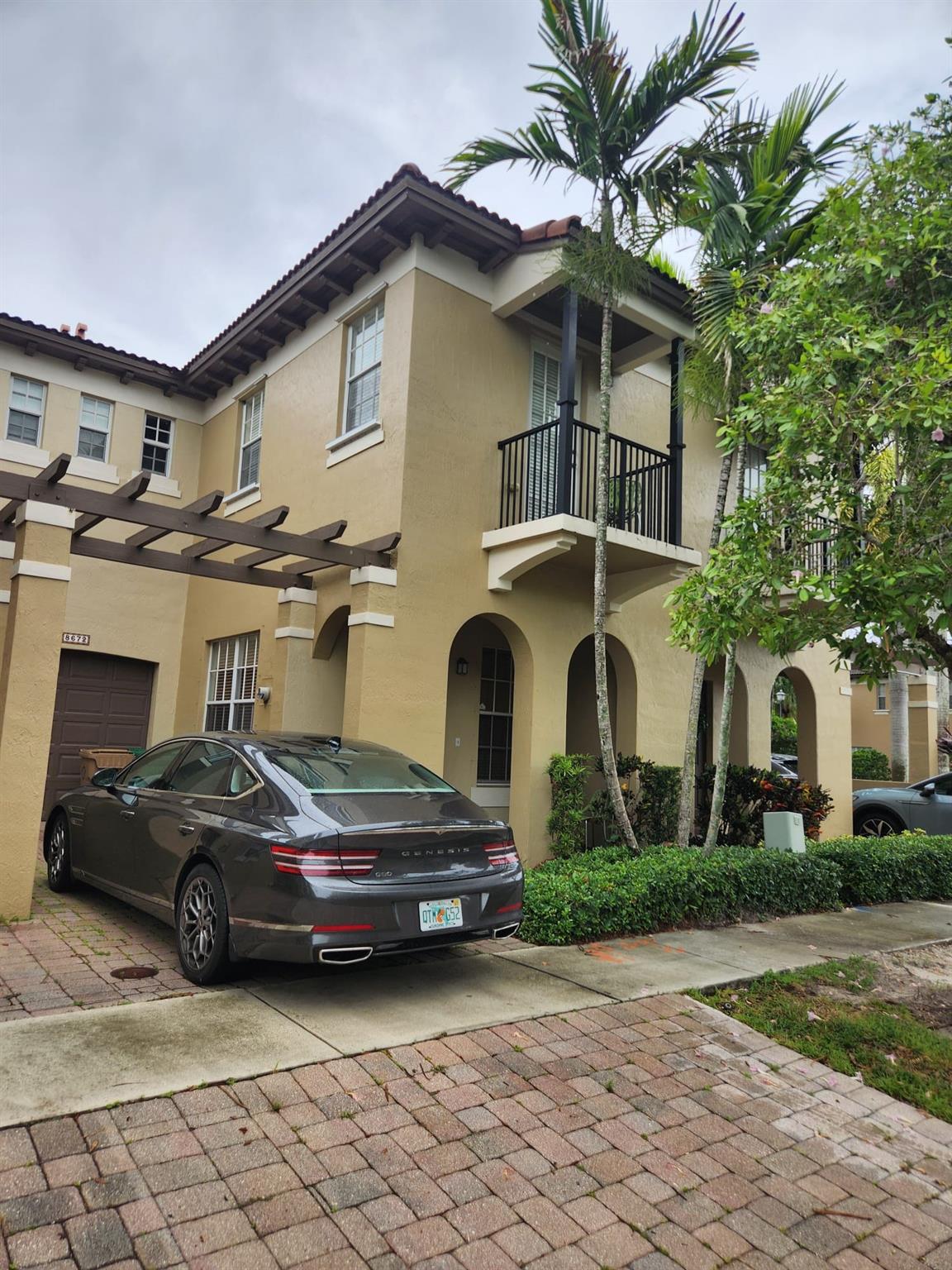 AWESOME 3BR/2.5BA TOWNHOME IN CIMMARON, DAVIE!
This beautifully maintained home features an open, updated kitchen with granite countertops and a stunning backsplash. Enjoy spacious living areas with tile and laminate flooring throughout—no carpet! Upstairs you'll find the laundry area and a large master suite with a walk-in closet and custom organizer. The master bath includes double sinks, a separate tub, and a walk-in shower. Additional features: 1-car garage, fenced-in paved patio with no rear neighbors, and pet-friendly (with $300 pet deposit). Community amenities include a pool, tot lot, and guest parking. Prime location near highways and just 20 mins to Ft. Lauderdale Airport.
Zoned Schools: Silver Ridge Elem, Indian Ridge Middle, Western High. walking distance to places of worship