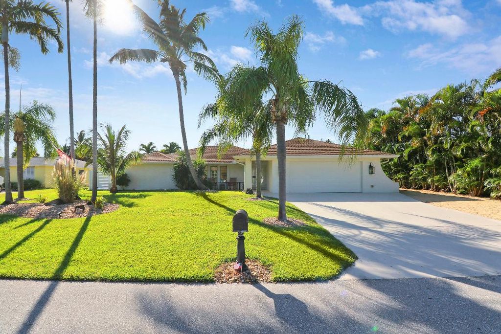 Photo of 20 SE Splitrail Circle, Jupiter, FL 33469 (MLS # R10946840)
