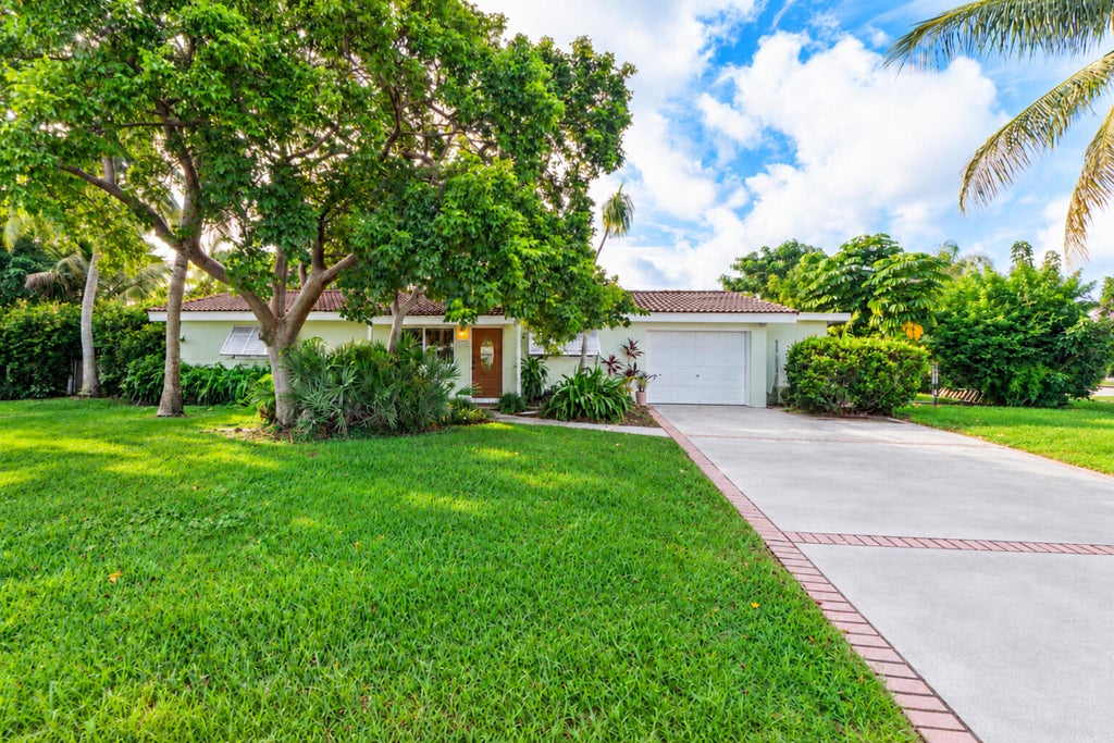 Photo of 410 NE 36th Street, Boca Raton, FL 33431 (MLS # B26092055)