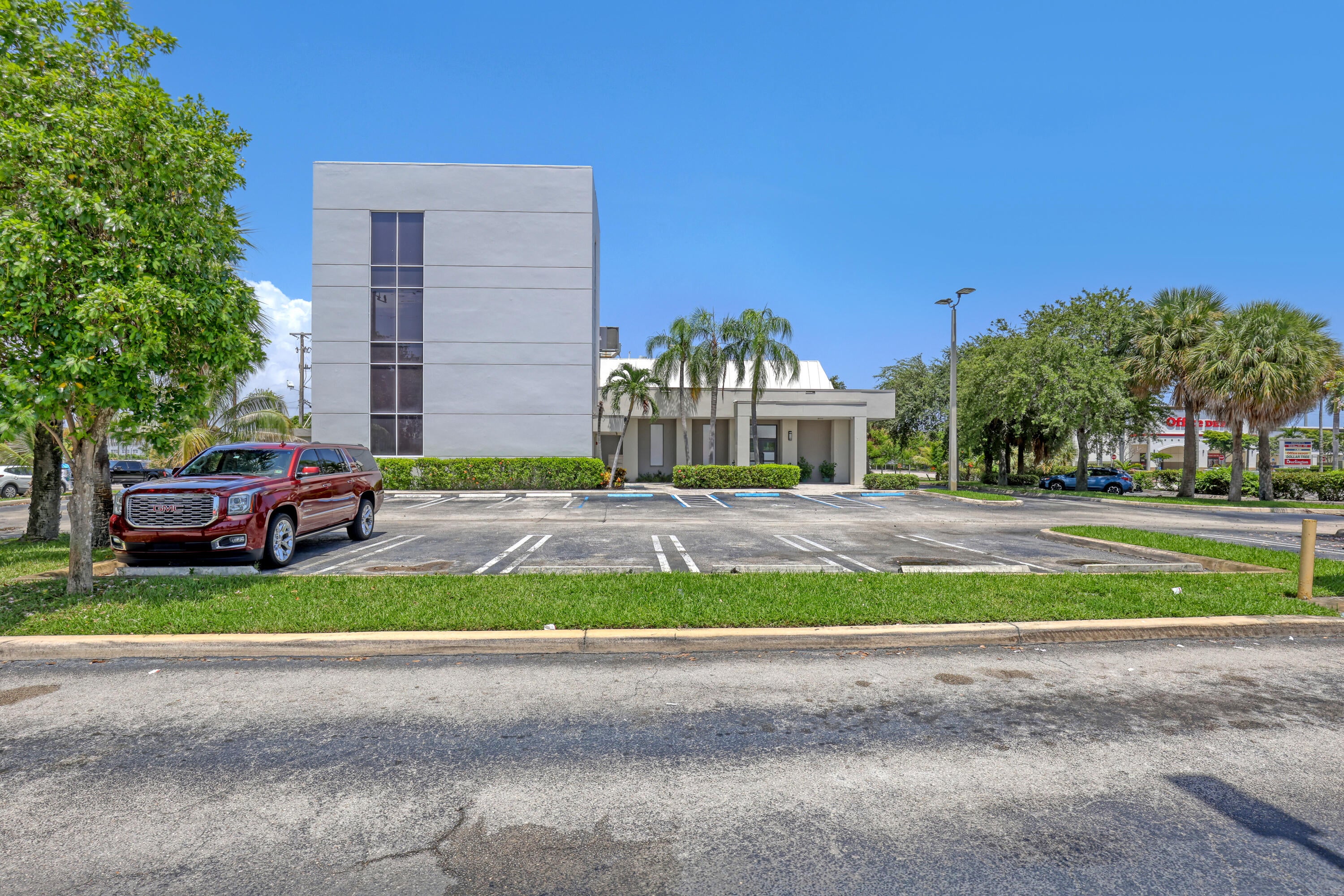 View photos, virtual tours, details... 2701 OKEECHOBEE Boulevard