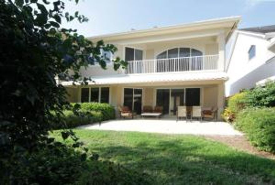 Must be seen to truly appreciate this immaculately-maintained 4BR/4.5B courtyard home offering elegant living spaces on two levels all overlooking a charming courtyard with pool and spa. Expansive views of the lush golf course and lake are prominent from the volumous light-filled main living areas featuring travertine marble floors, an abundance of window and over 20 foot ceilings.