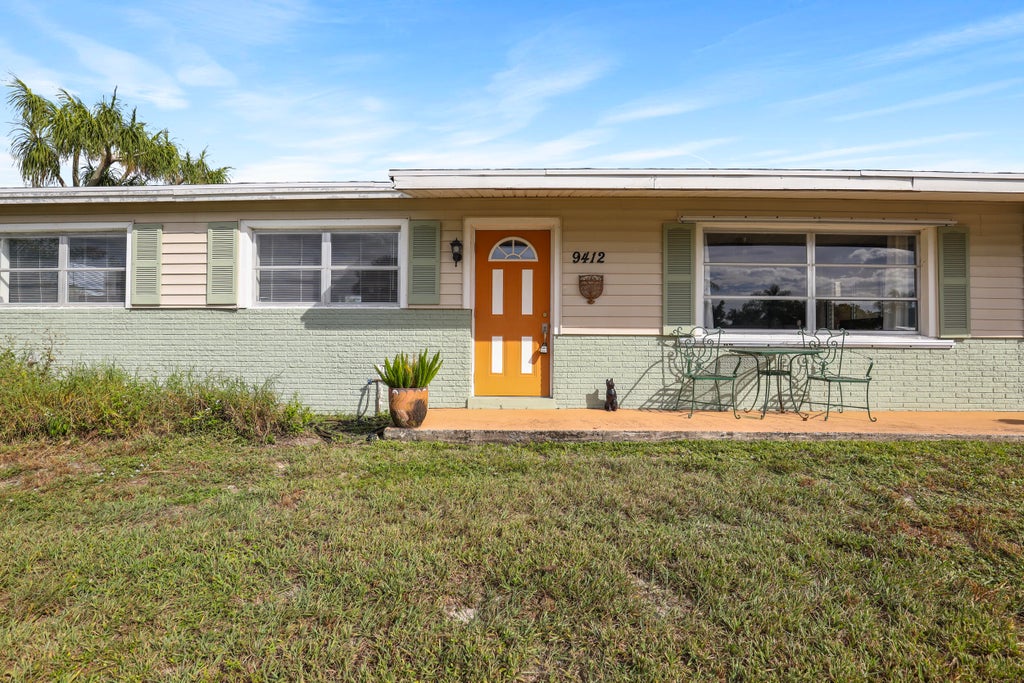Photo of 9412 Bellewood Street, Palm Beach Gardens, FL 33410 (MLS # B26059630)