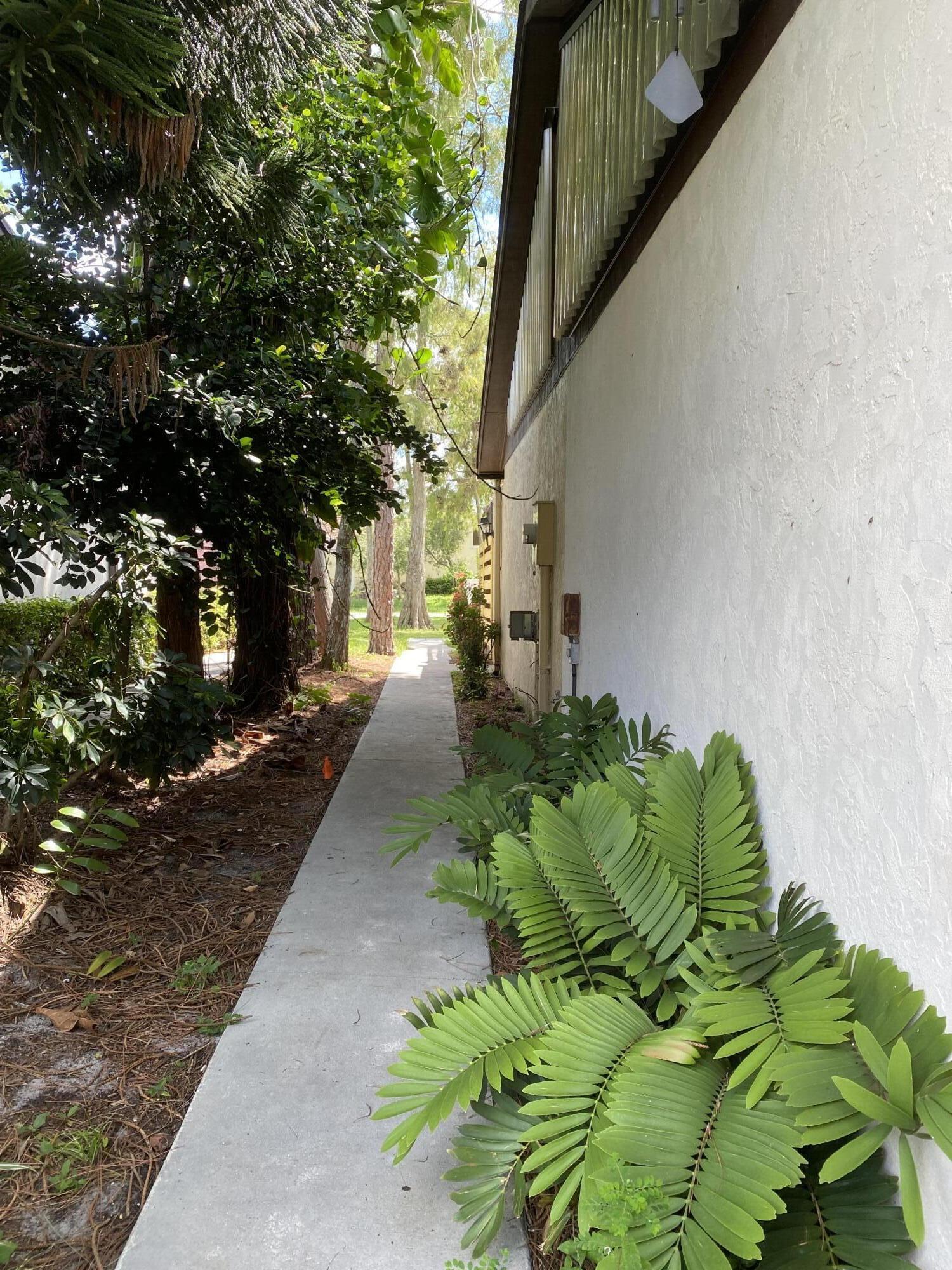 SUGAR POND MANOR OF WELLINGTON - Residential