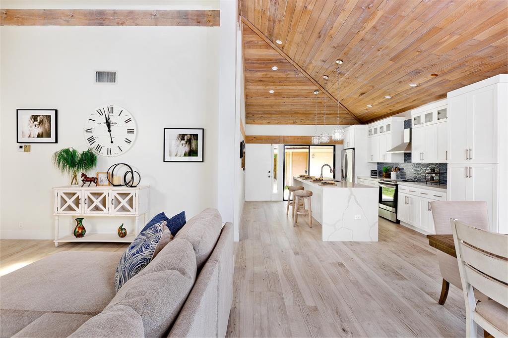 This newly renovated East Lake Bungalow in Palm Beach Polo & Country Club is the perfect spot for your clients. Tastefully decorated, this captivating space includes a custom-built kitchen, boasting an extra large kitchen island, cathedral wood ceilings, an abundance of natural light, and neutral decor. The outdoor spaces are idyllic, including a newly landscaped courtyard, and a beautiful patio overlooking the water.