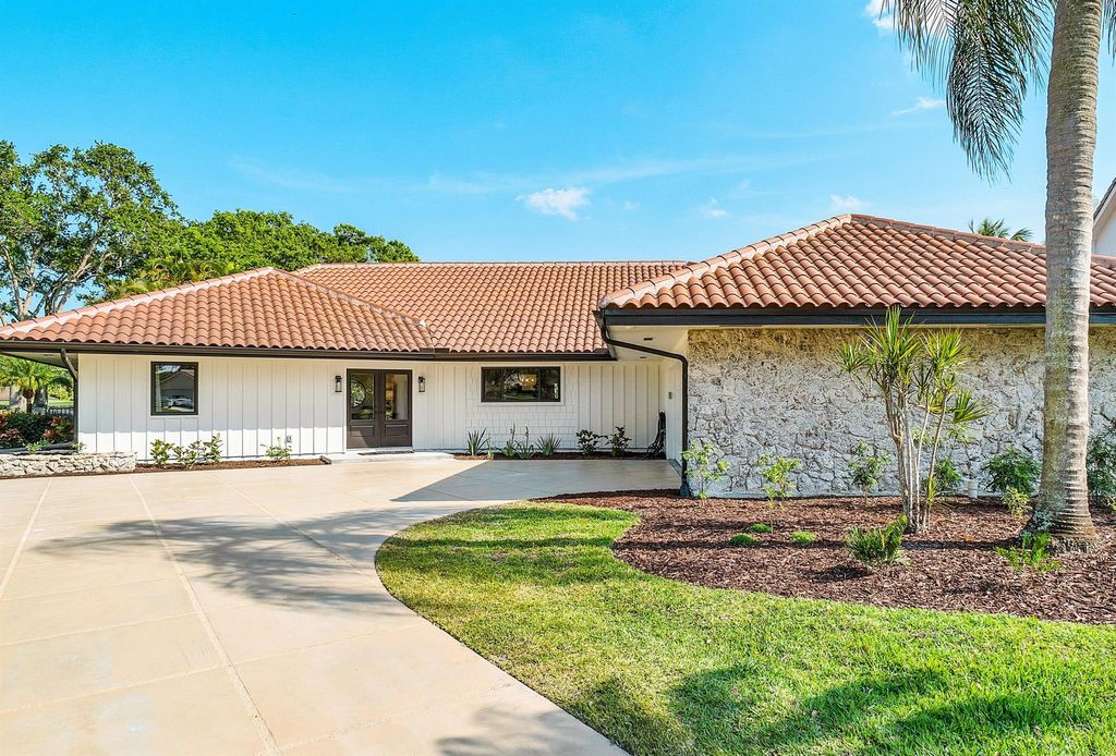 Photo of 3 Glencairn Court, Palm Beach Gardens, FL 33418 (MLS # R10872904)