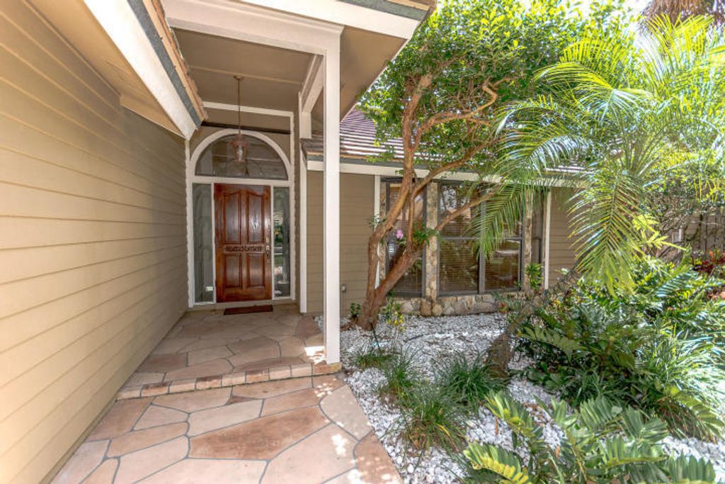 Photo of 18654 Lake Bend Drive, Jupiter, FL 33458 (MLS # B26006948)