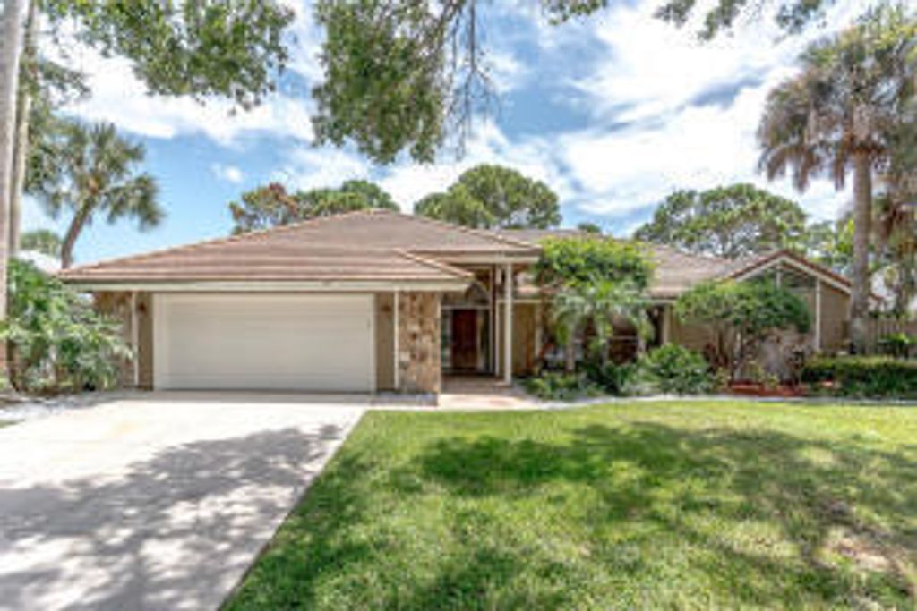 Photo of 18654 Lake Bend Drive, Jupiter, FL 33458 (MLS # B26006948)