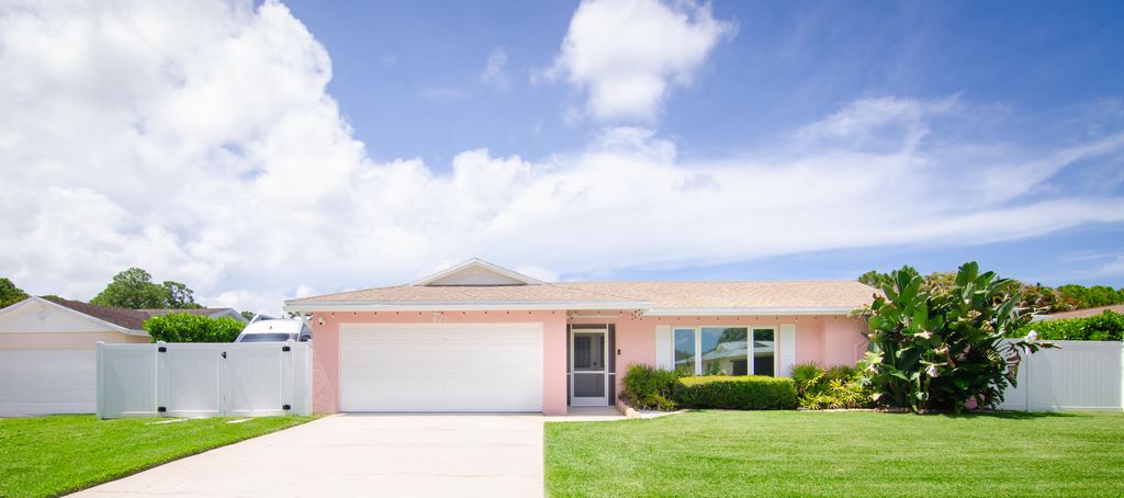 Photo of 613 Oak Terrace, Jupiter, FL 33458 (MLS # B26032696)