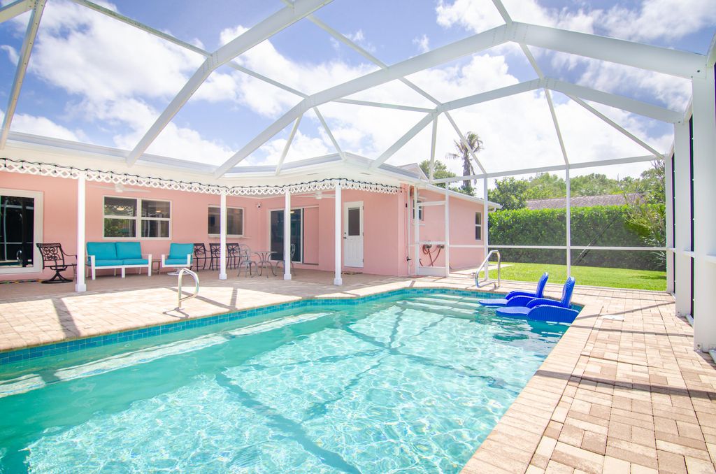 Photo of 613 Oak Terrace, Jupiter, FL 33458 (MLS # B26032696)