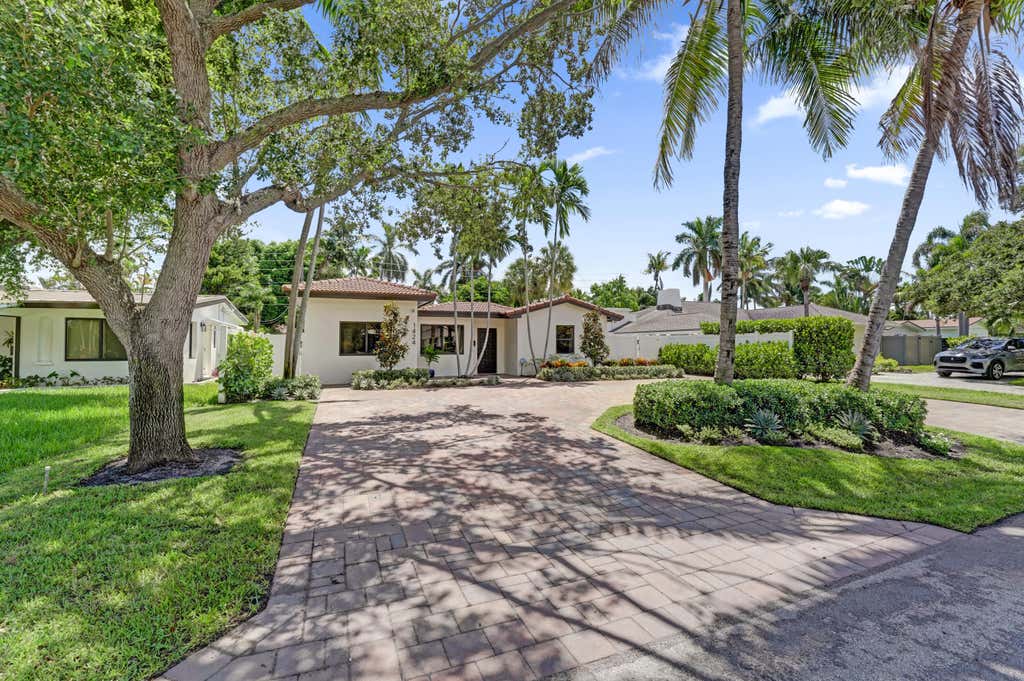 Photo of 1424 NE 16TH Avenue, Fort Lauderdale, FL 33304 (MLS # B26063497)