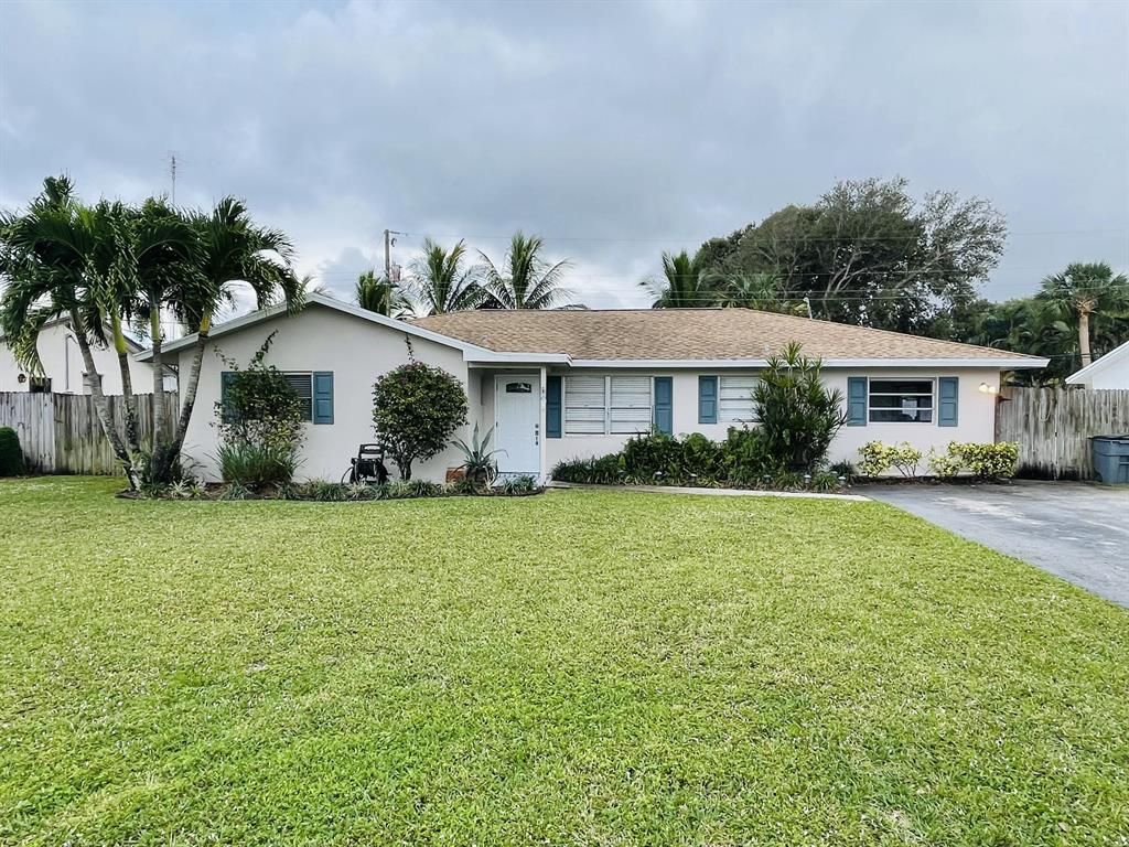 Photo of 6 Windsor Road W, Jupiter, FL 33469 (MLS # R10765564)