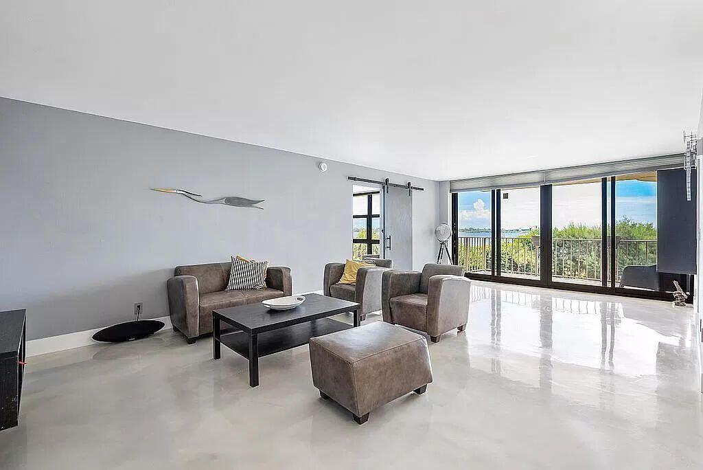 THIRTY TWO HUNDRED CONDO - Residential