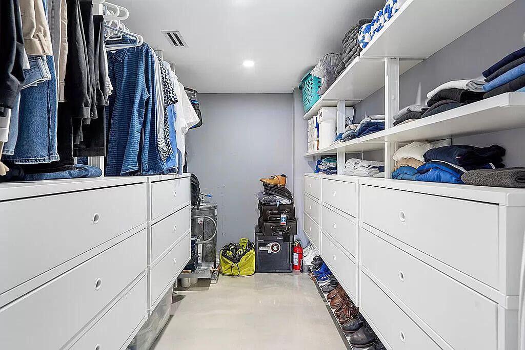 THIRTY TWO HUNDRED CONDO - Residential