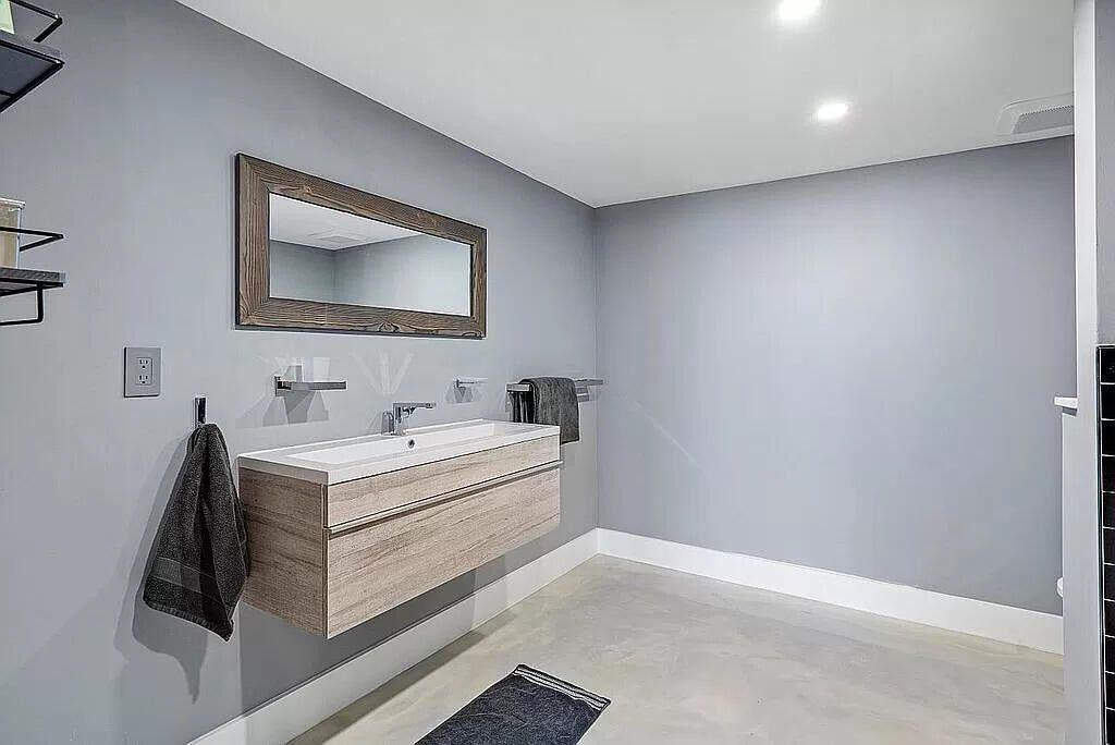 THIRTY TWO HUNDRED CONDO - Residential