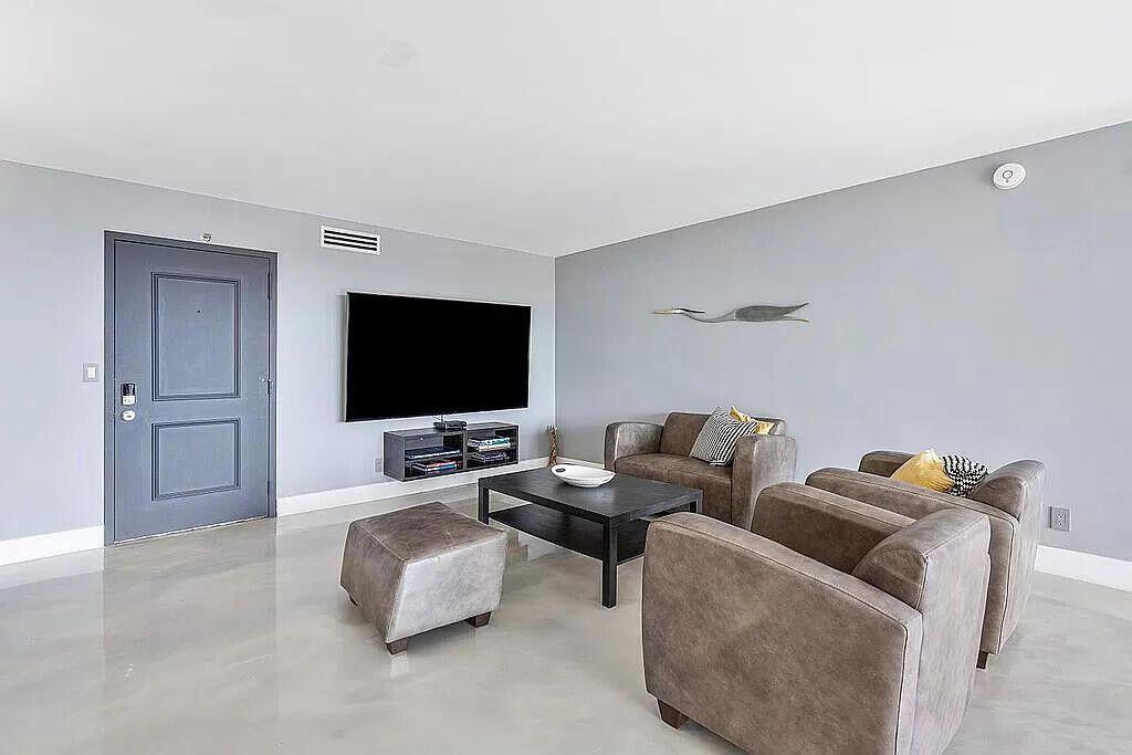 THIRTY TWO HUNDRED CONDO - Residential