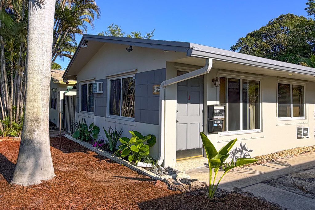 Photo of 872 NE 40th Street #1, Oakland Park, FL 33334 (MLS # B26007853)