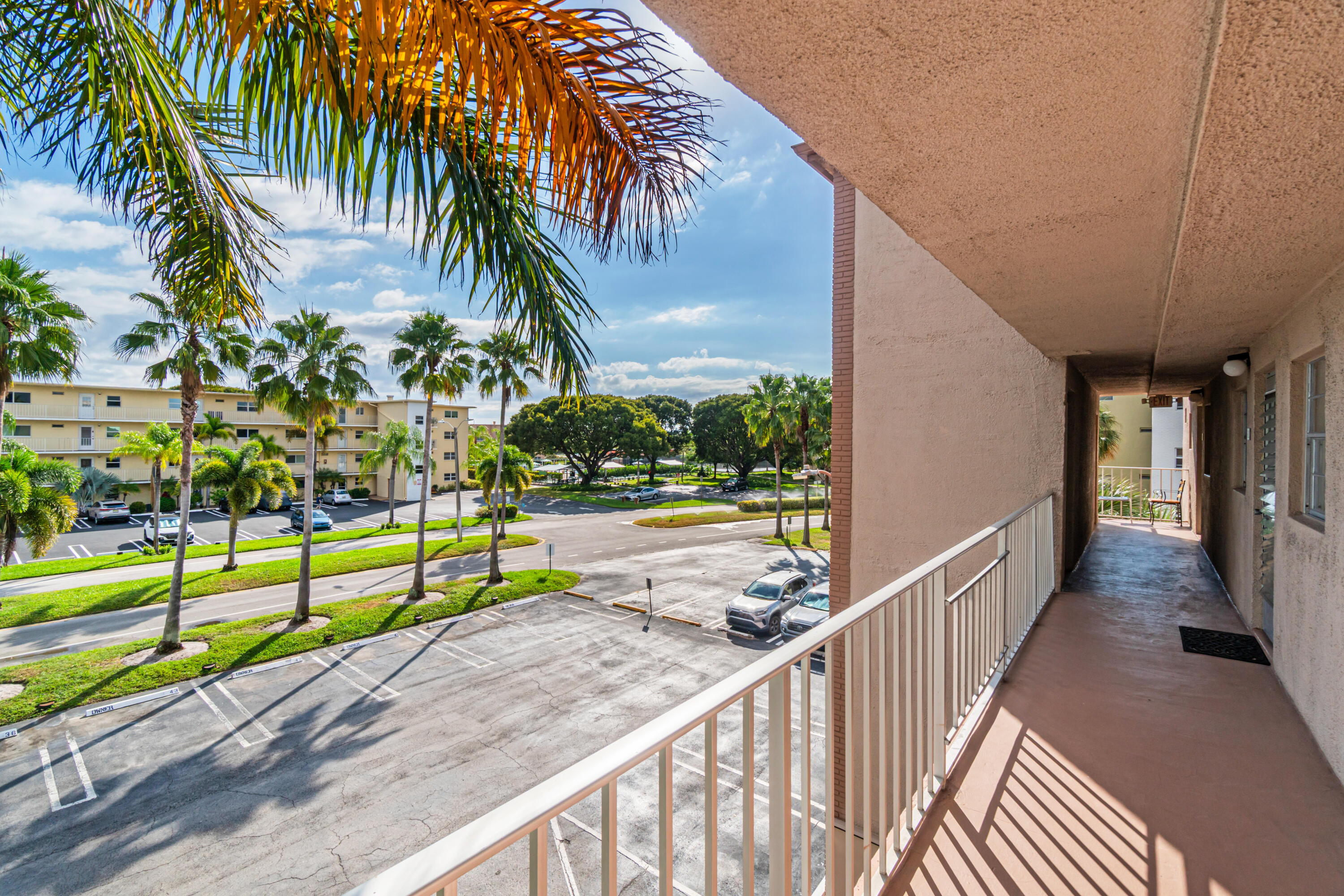 VILLAGE ROYALE ON THE GREEN CONDO - Residential