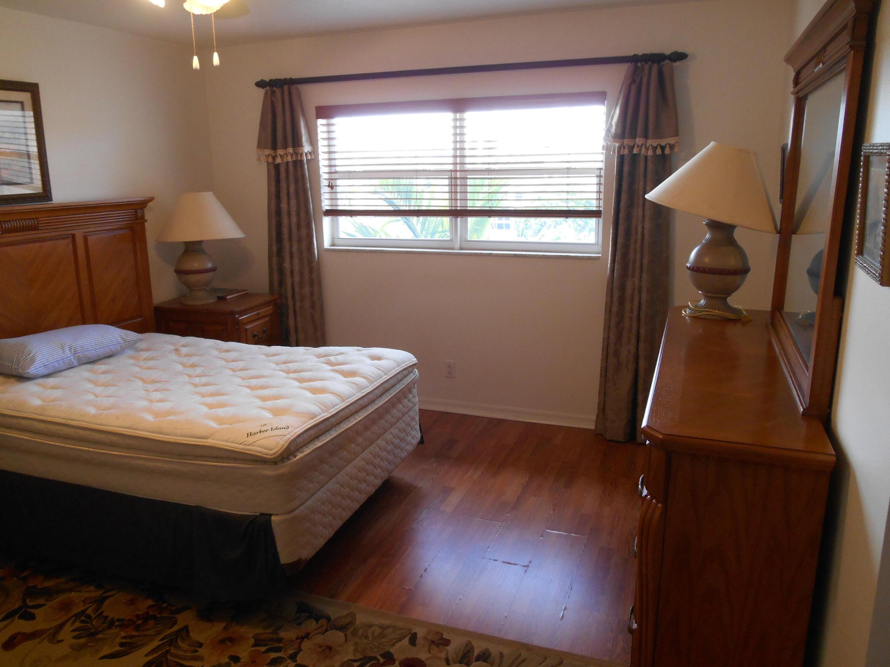 VILLAGE ROYALE ON THE GREEN CONDO - Residential