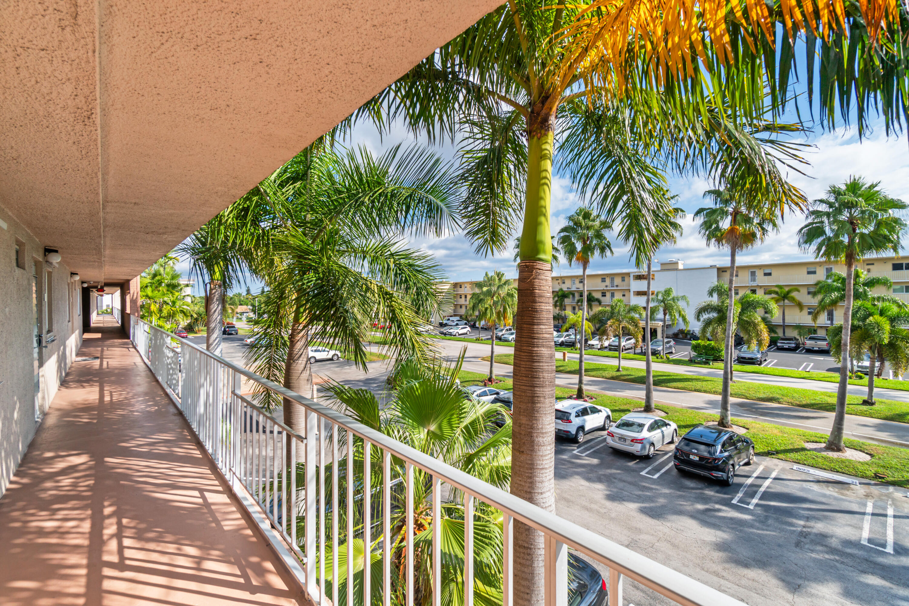 VILLAGE ROYALE ON THE GREEN CONDO - Residential