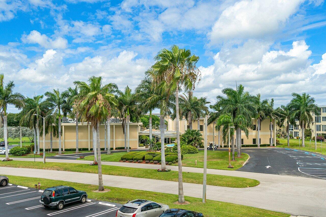 VILLAGE ROYALE ON THE GREEN CONDO - Residential