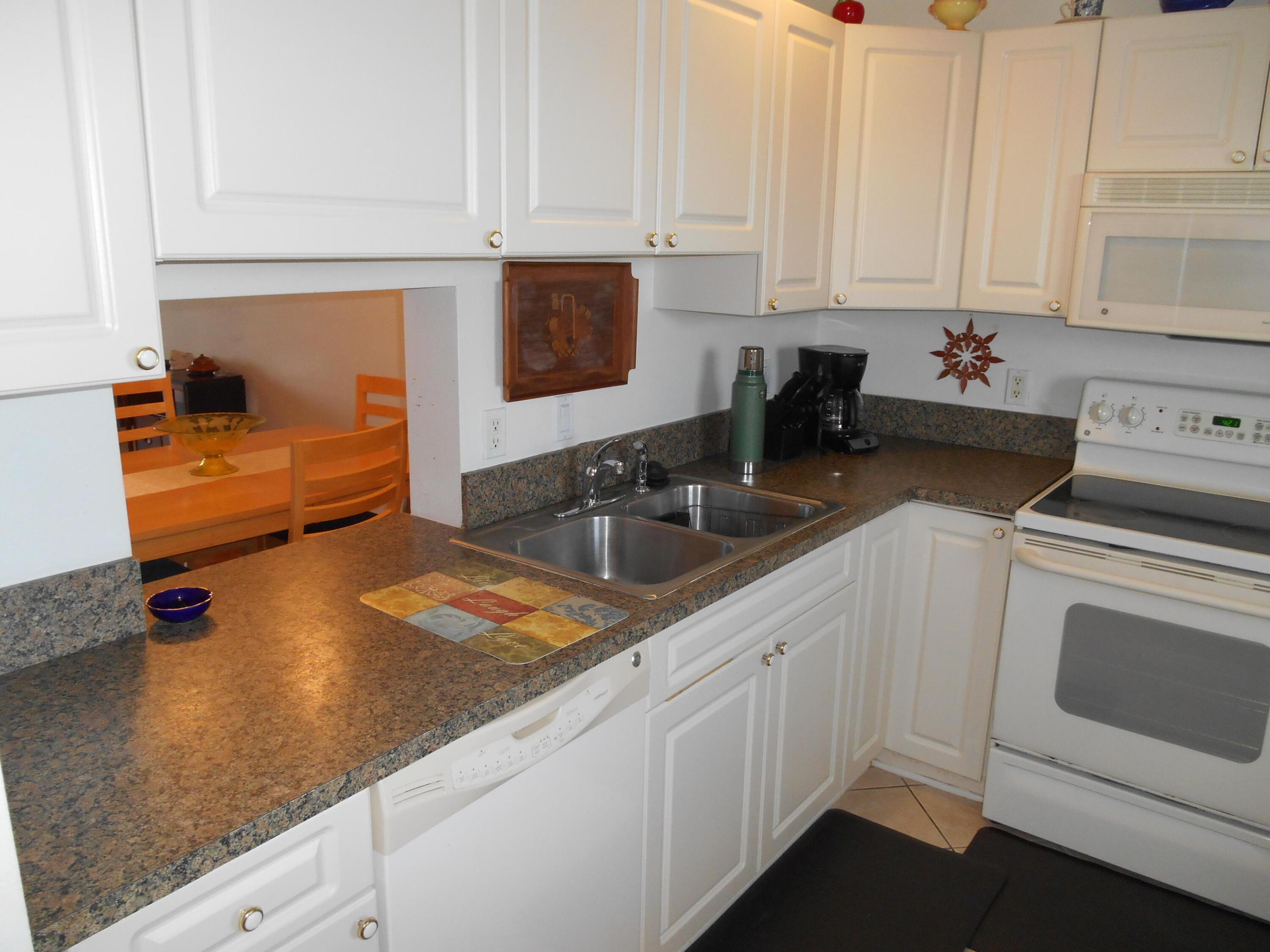 VILLAGE ROYALE ON THE GREEN CONDO - Residential