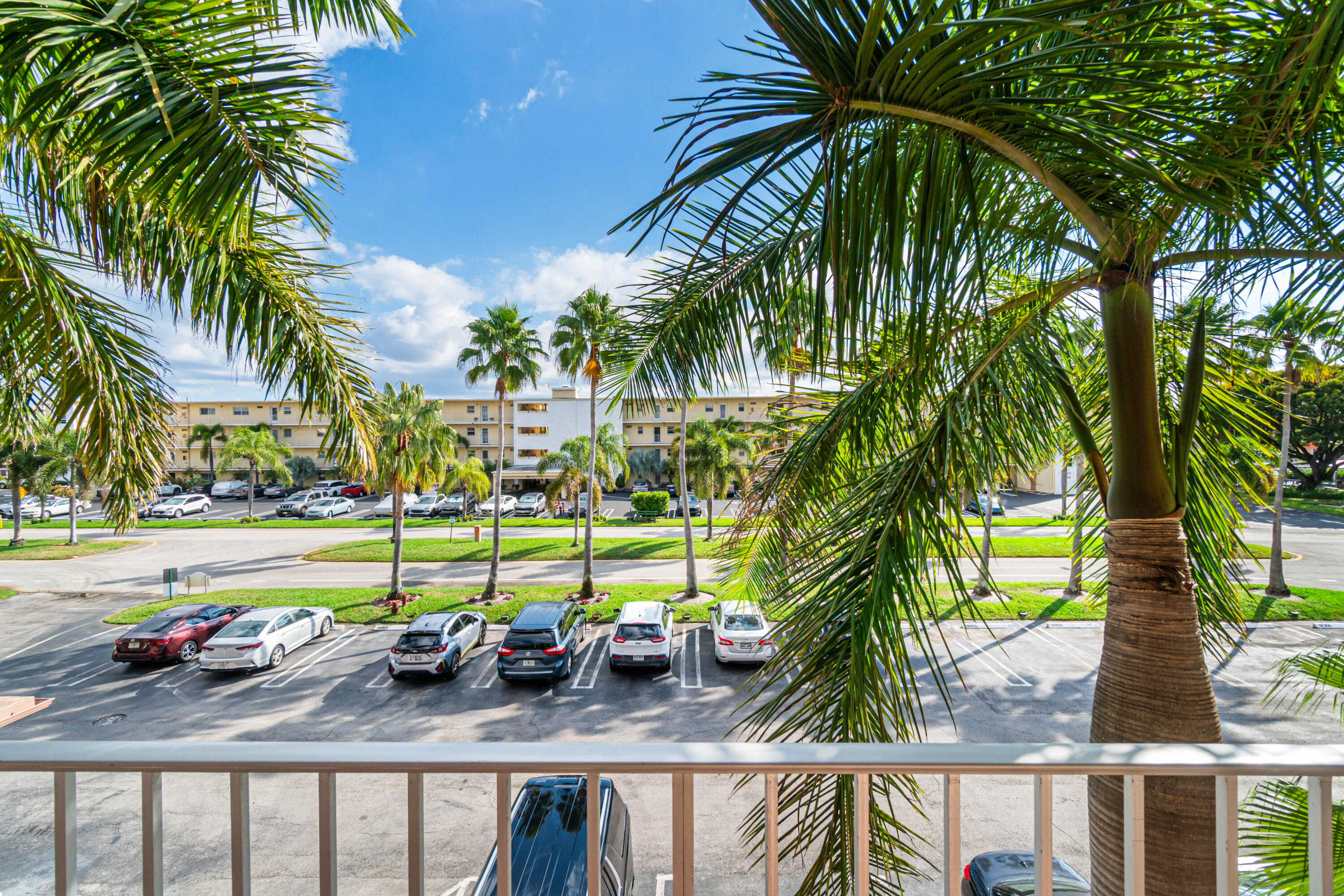 VILLAGE ROYALE ON THE GREEN CONDO - Residential