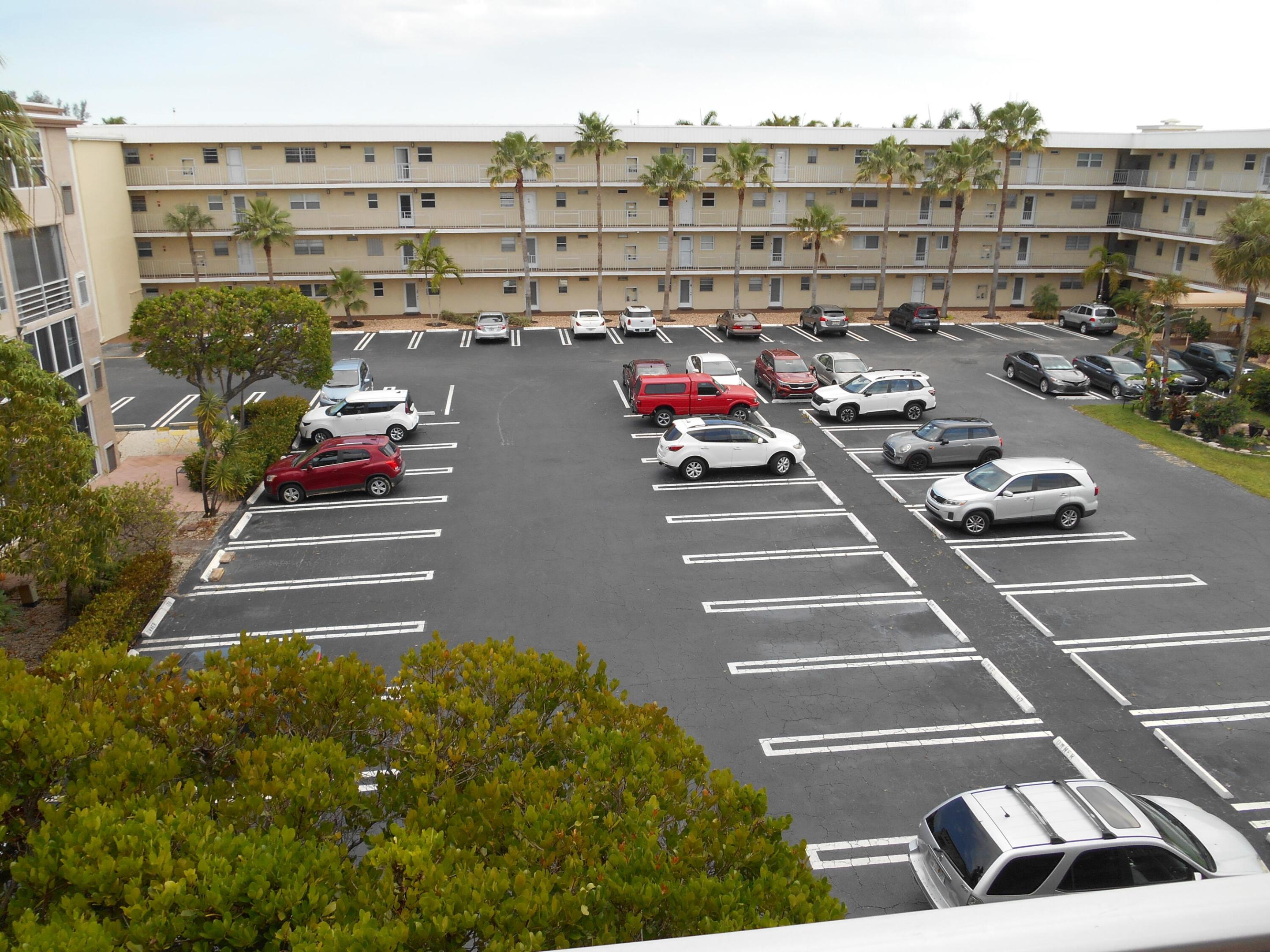 VILLAGE ROYALE ON THE GREEN CONDO - Residential