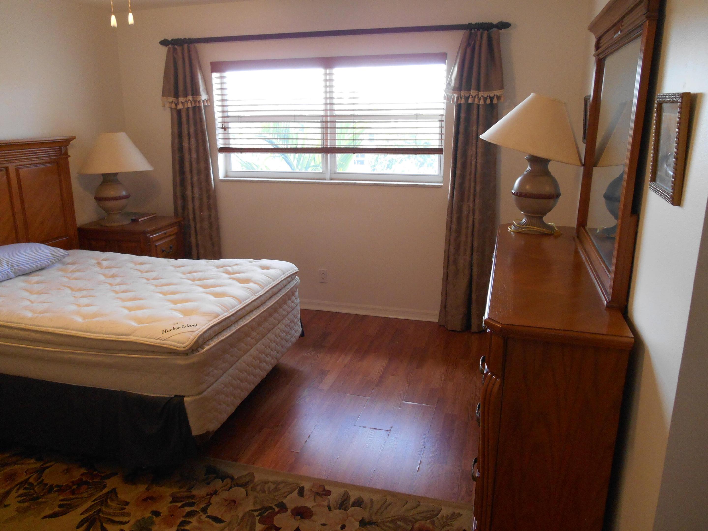 VILLAGE ROYALE ON THE GREEN CONDO - Residential