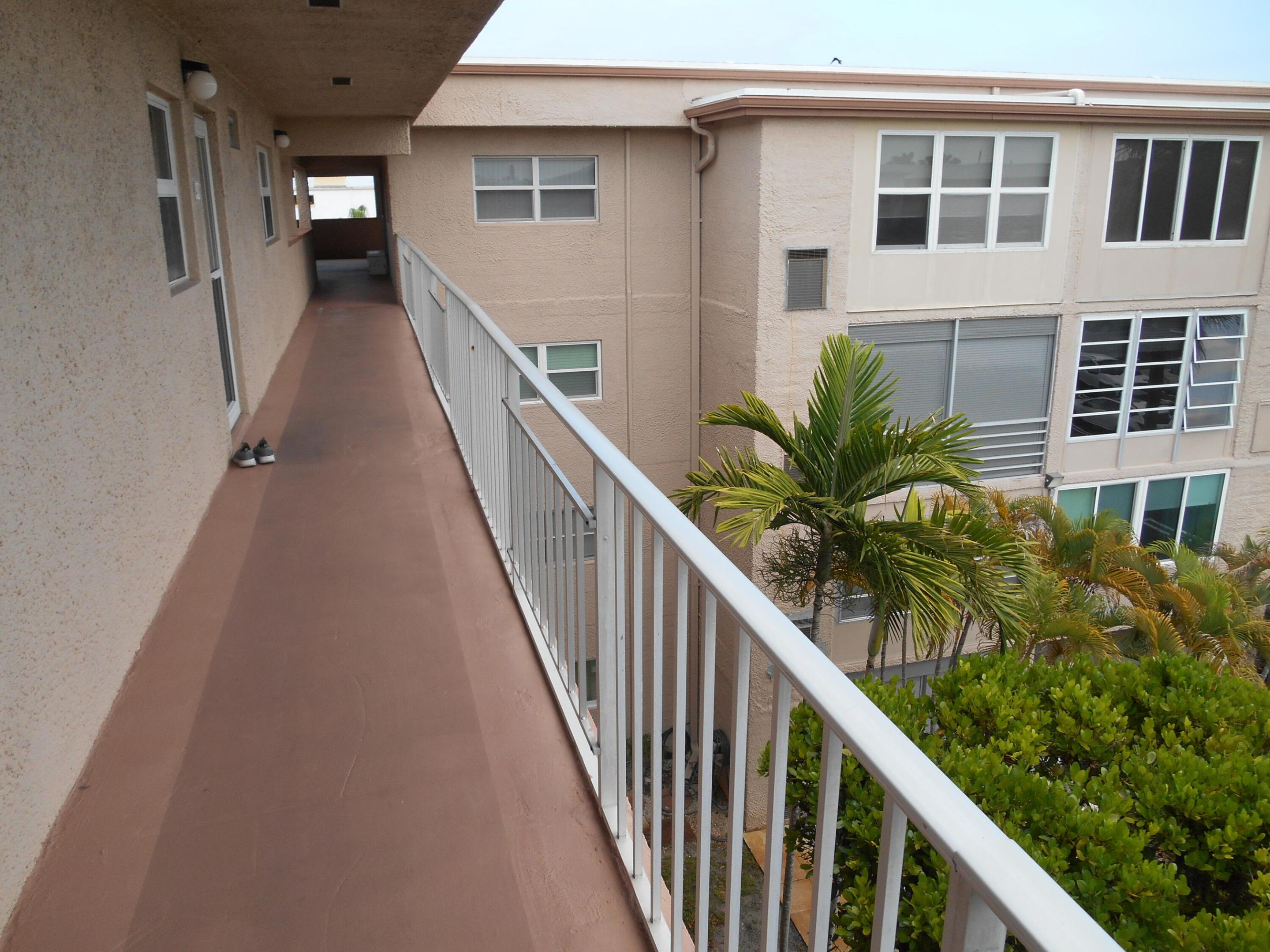 VILLAGE ROYALE ON THE GREEN CONDO - Residential