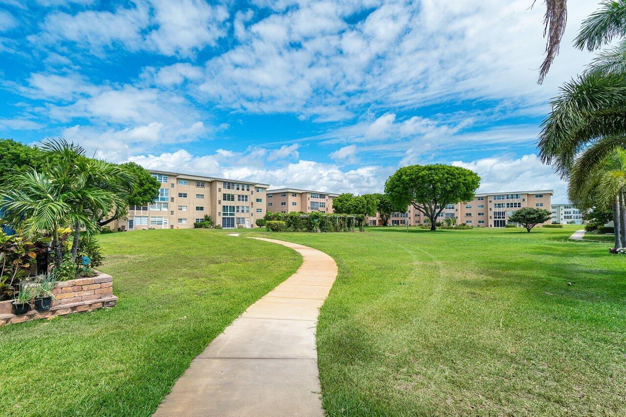 VILLAGE ROYALE ON THE GREEN CONDO - Residential