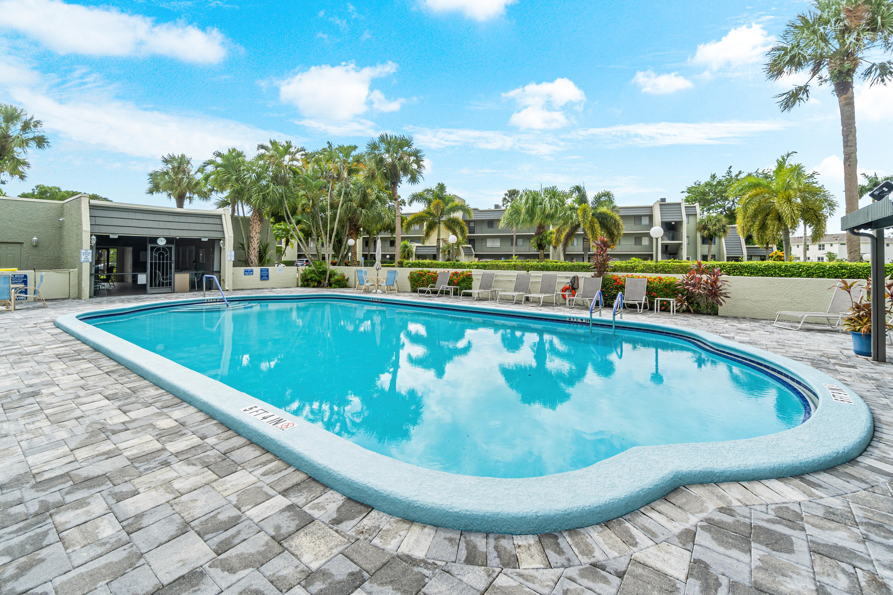 VILLAGE ROYALE ON THE GREEN CONDO - Residential