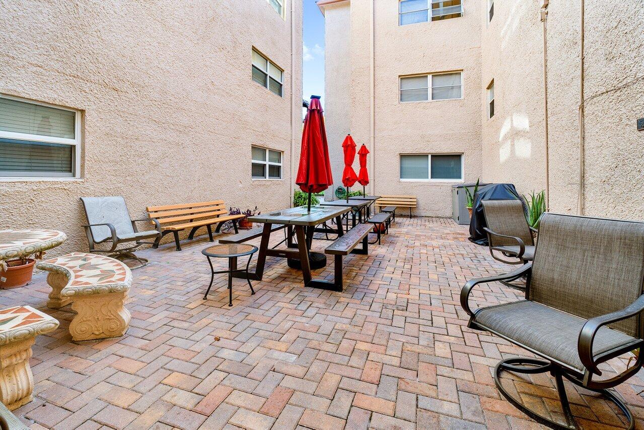 VILLAGE ROYALE ON THE GREEN CONDO - Residential