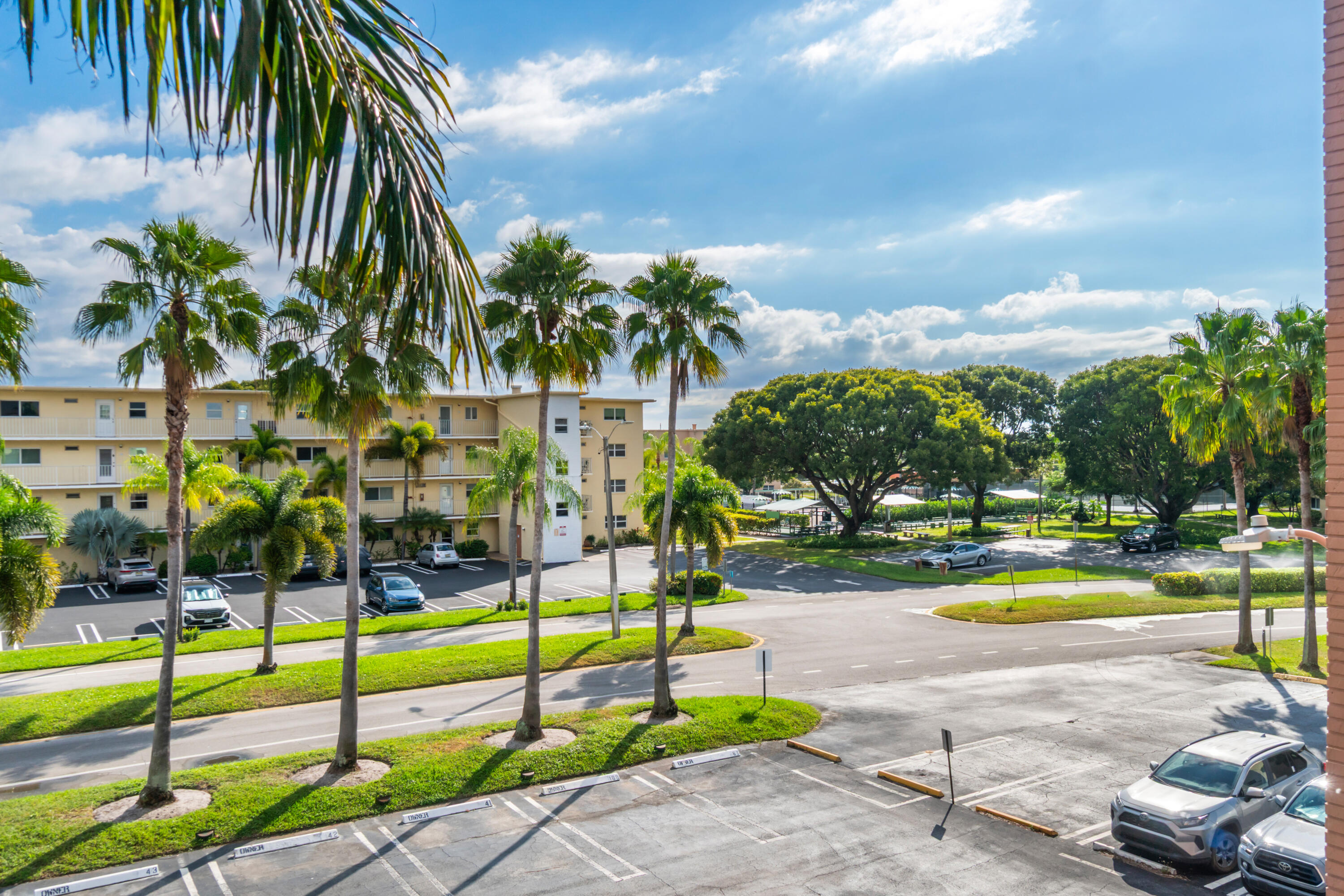 VILLAGE ROYALE ON THE GREEN CONDO - Residential
