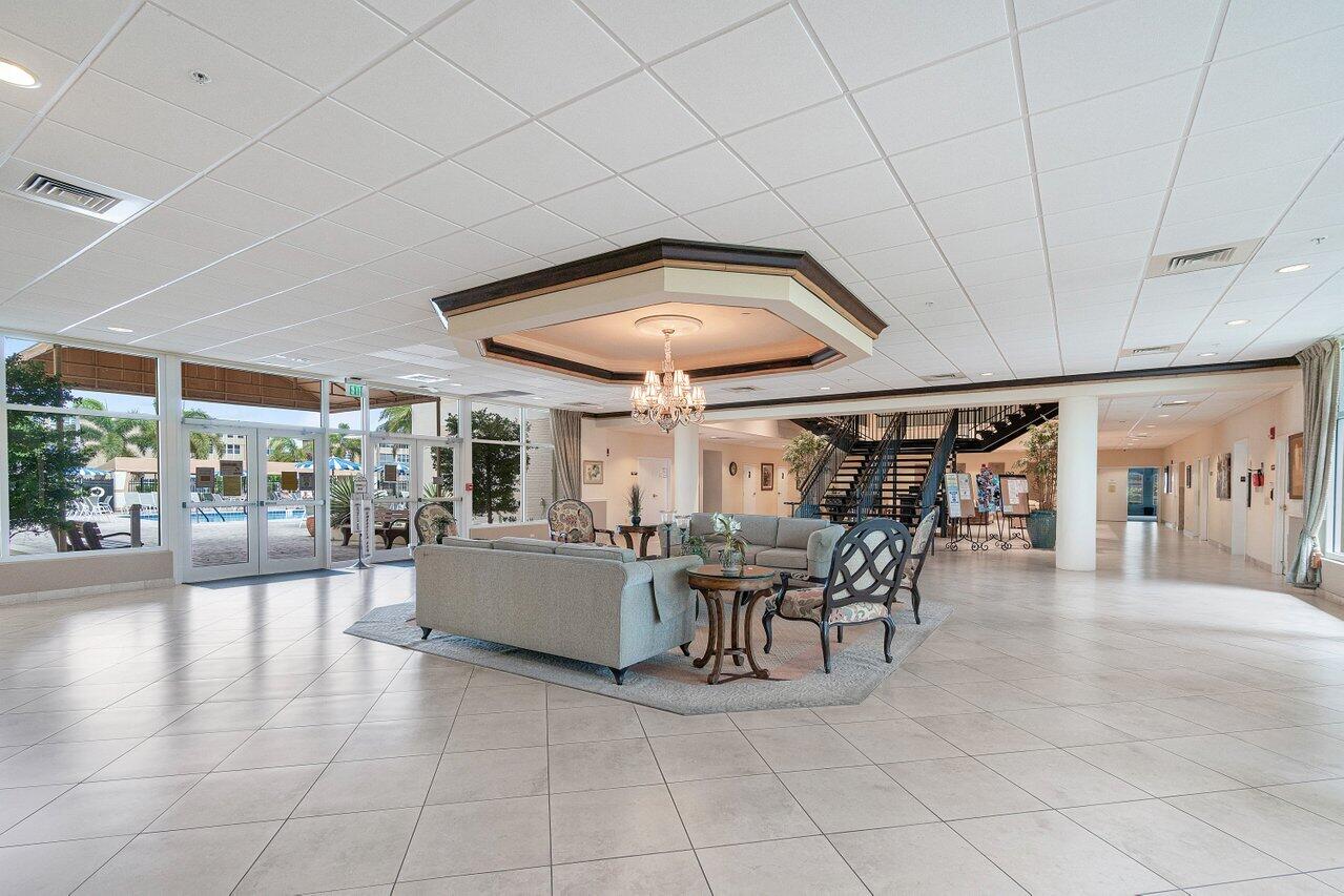 VILLAGE ROYALE ON THE GREEN CONDO - Residential