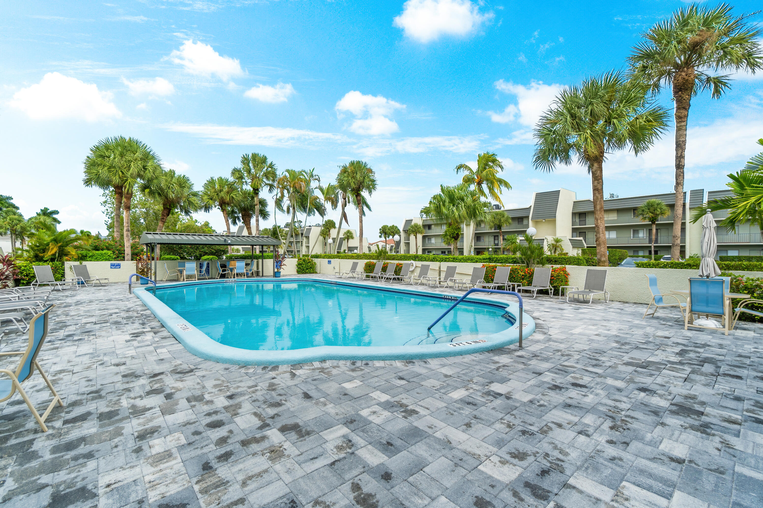 VILLAGE ROYALE ON THE GREEN CONDO - Residential