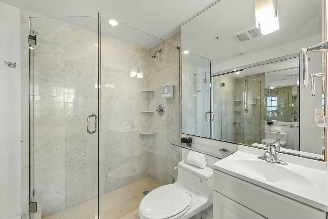 PALM BEACH HOTEL COND DECL 2-12-81 - Residential